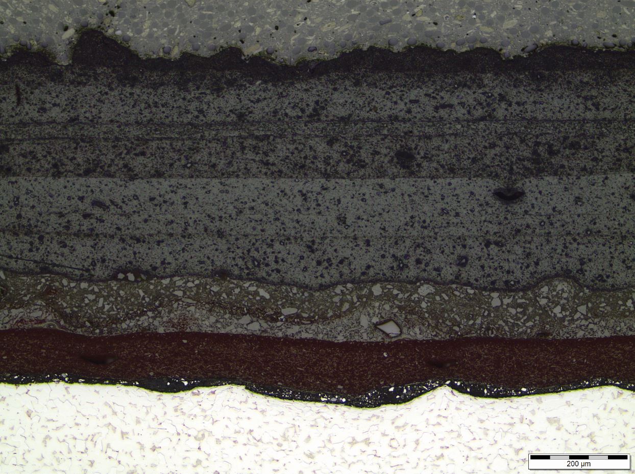 Microscopische dwarsdoorsnede van de opbouw van een verflaag (coating) op koolstofstaal, wit is koolstofstaal en zwartgrijs is verflaag.jpg
