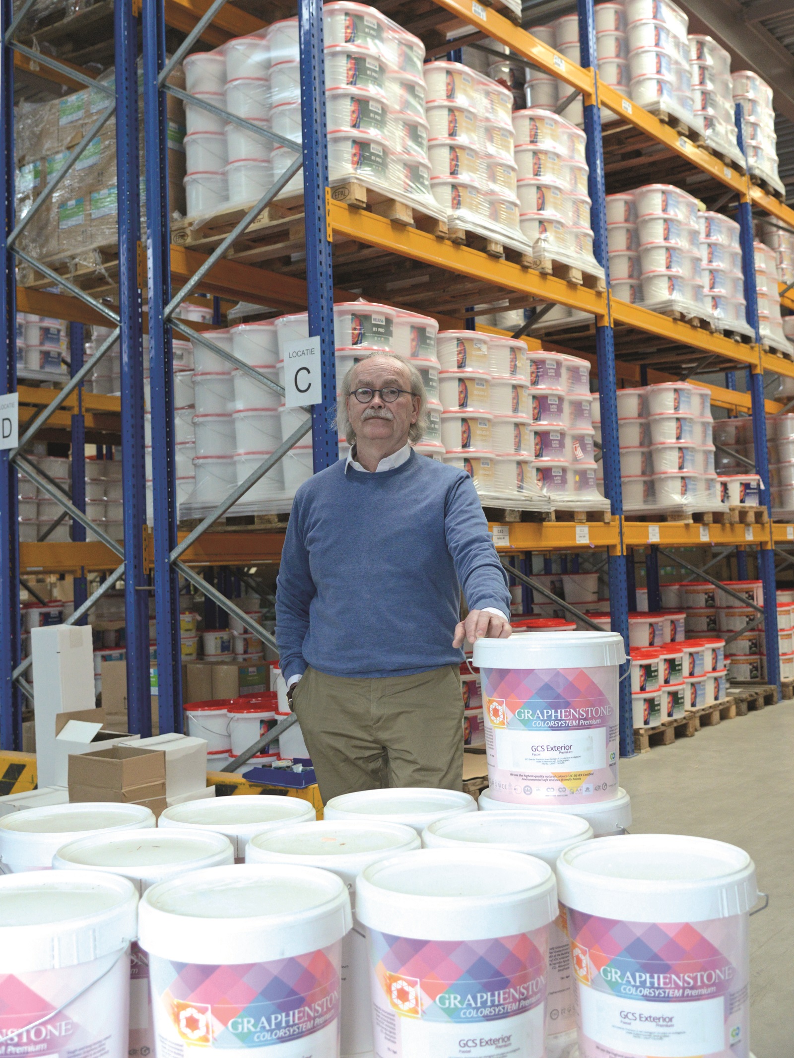 Victor Franke in het magzijn met een pallet graphenstone