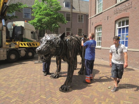 Leeuw wordt geplaatst bij hermitage
