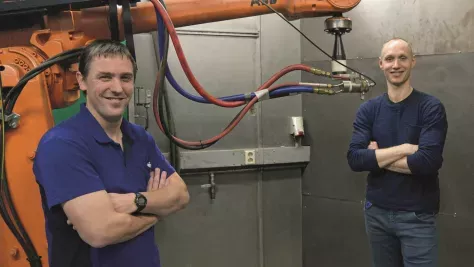 Ruud Lammers en Boudewijn Koch in een cabine voor thermisch spuiten