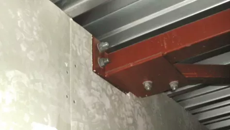 Stalen balk aan een plafond zonder brandwerende coating
