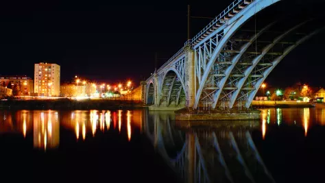 Stalen brug bij nacht