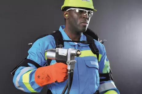 Een man in volledig PBM bij TSA
