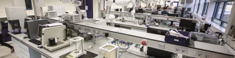 Laboratorium TU Delft waar het onderzoek naar betere coatings plaatsvindt