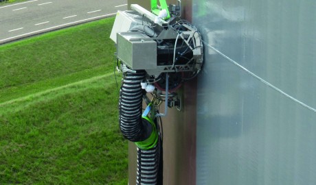 Crawler spuit een grijze coating
