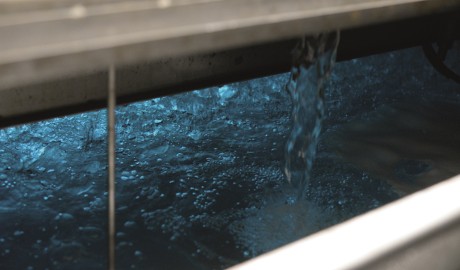 De UV-lampen en arrmaturen bevinden zich onder water