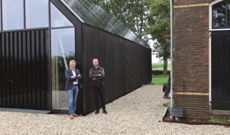 Frans van Rooijen en Joost Heijnis bij de schuur van laatstgenoemde