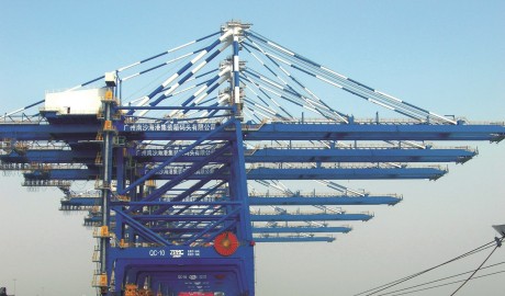 Blauw gecoate havenkranen