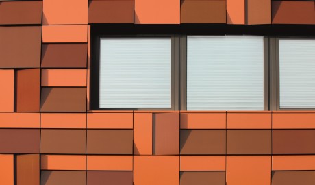 Gevel bestaande uit zonnepanelen bij ingenieursbedrijf Kuijpers in Helmond