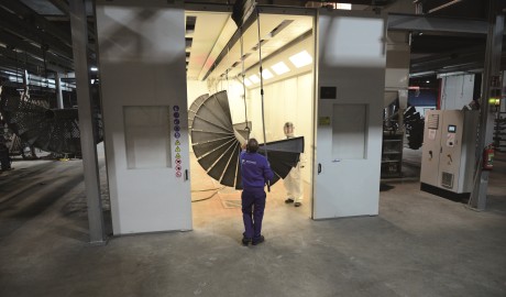 Het plaatsen van een spiltrap in een spuitcabine.