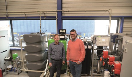 Marc Talens en Gerard Ruiter bij een deel van de spoelwaterbehandelinsinstallatie